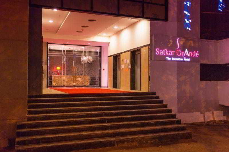 Hotel Satkar Grande Тхане Екстер'єр фото